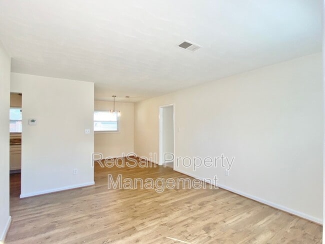 Building Photo - 437 Fox Hill Rd