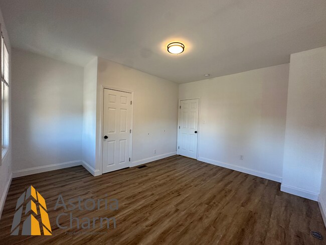 Building Photo - 3 Bedroom or 2 Bedroom with Den featuring Fenced Yard and Updated Kitchen