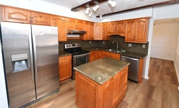 Building Photo - 6 Bedrooms-Little Neck Area