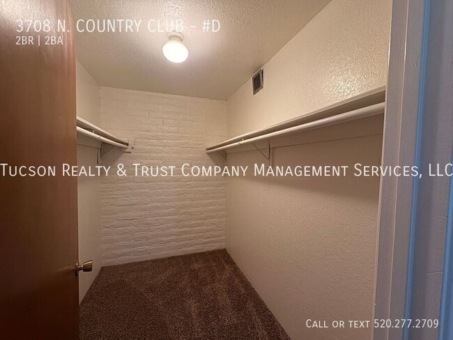 Building Photo - 3708 N Country Club Rd