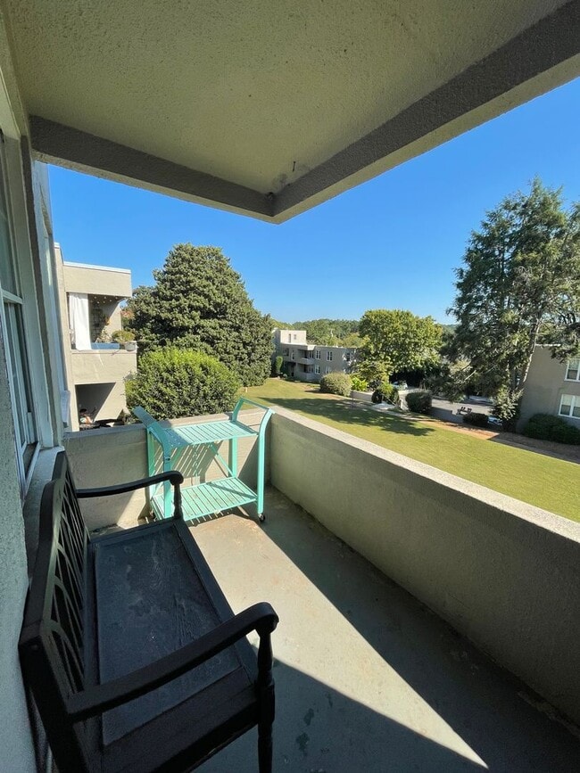 Building Photo - $500 off the First Months Rent!!!!! 1 Bedroom 1 Bath Condo at McDaniel Heights in the Heart of Hi...