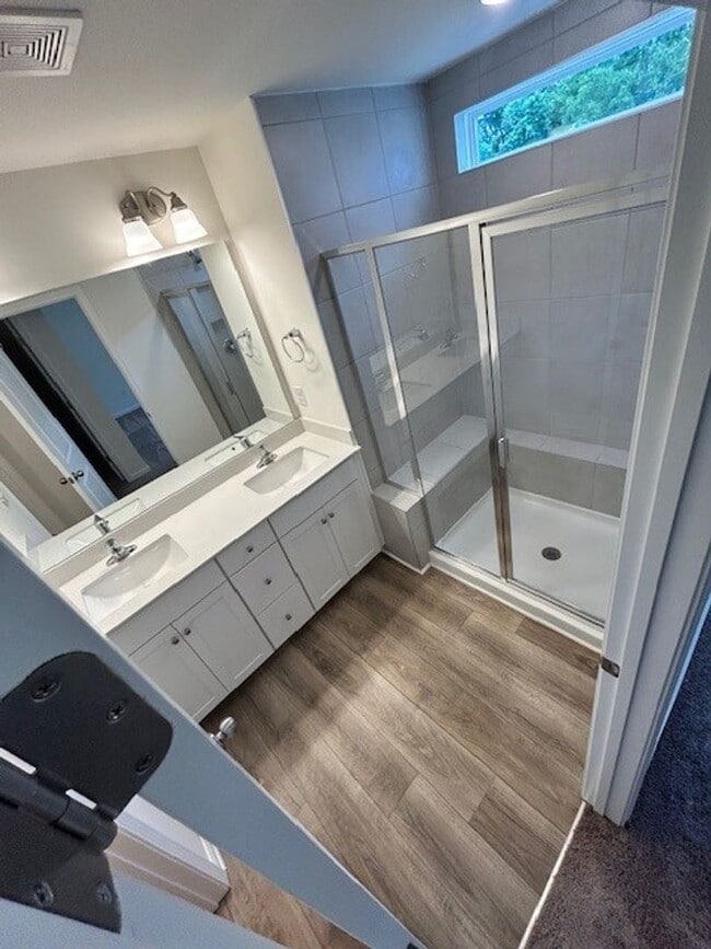 Building Photo - FREE RENT - $1000 Off First Month's Rent! ...