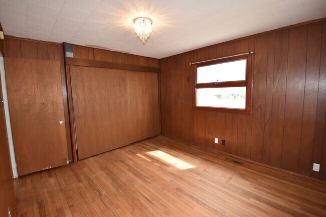 Building Photo - 3 Bedroom 2 Full Bath Home in Greenfield, Fenced Yard