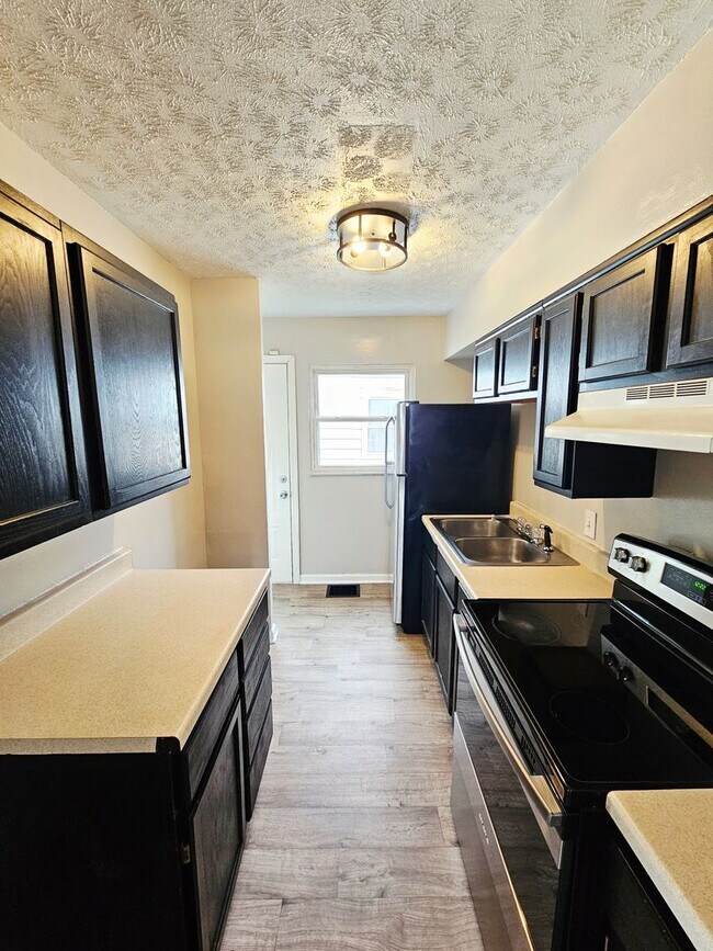 Building Photo - Move-In Ready 3BR/1BA Home w/ 2-Car Garage | Recently Updated