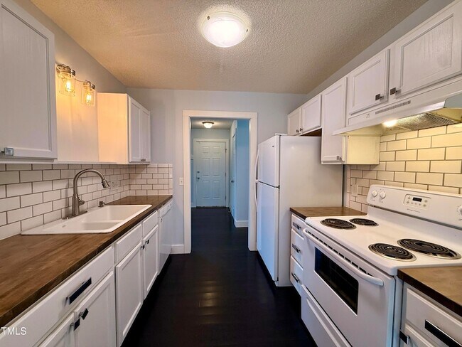 Building Photo - 1000 Meadowgreen Dr