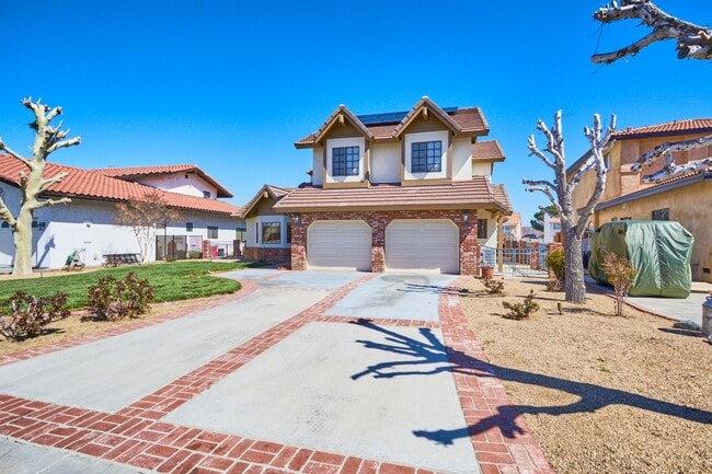 Building Photo - Spacious 3-Bedroom Lake House in Victorvil...