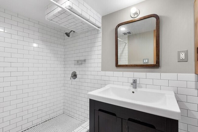 Building Photo - 1617 NE Couch St