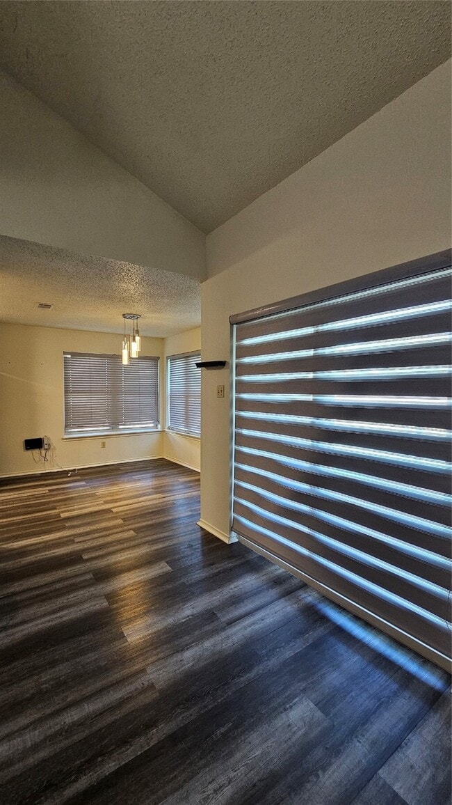 Building Photo - 543 Oakdale Dr