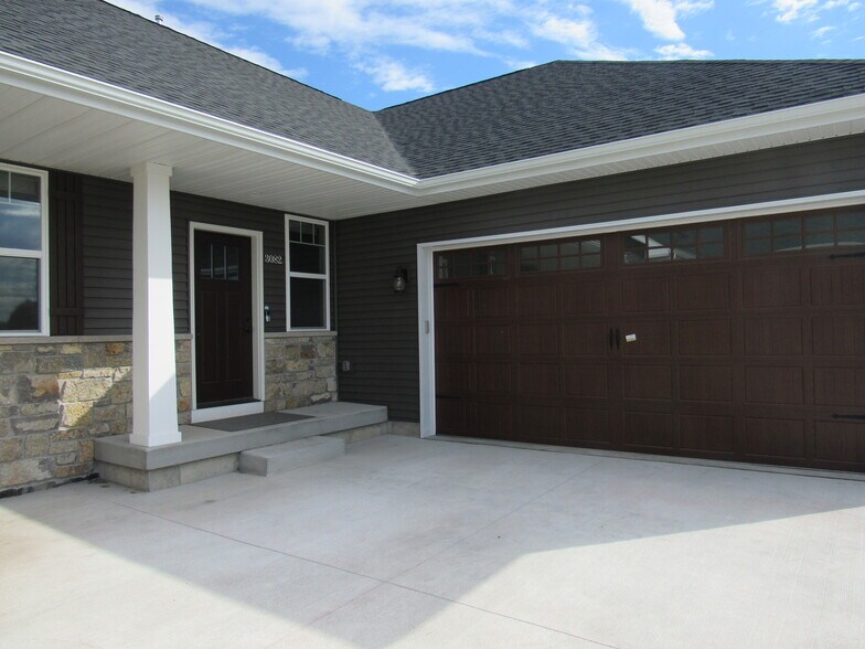 Building Photo - 3082 Charissas Plz