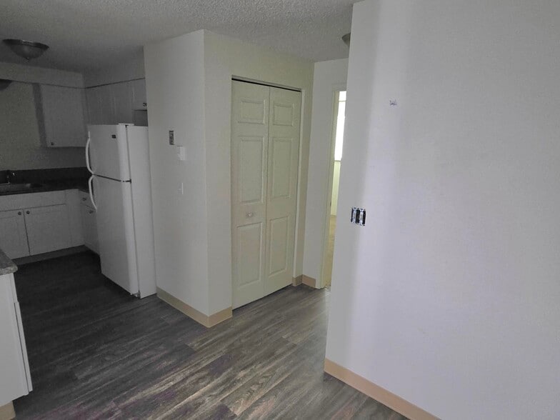 Building Photo - 256 Powell St E