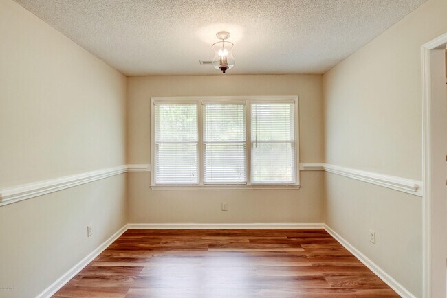 Building Photo - 203 Wagon Wheel Way