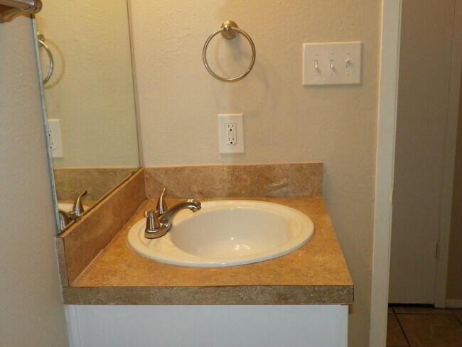 Building Photo - 410.412 Cypress Ln
