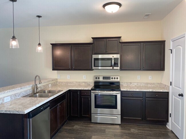 Building Photo - 2 bedroom, 2.5 bath end unit unfurnished townhouse in Sneads Ferry Justice Farm Townhome community