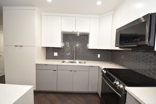 Building Photo - Stunning 2-Bedroom, 2-Bathroom Condo Located at The Lakes!