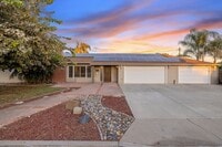 Building Photo - 3 bedroom 2 bath with Pool and Solar