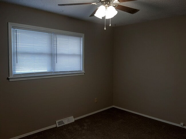 Building Photo - 3 Bedroom 2 bath $1250! Basement! 2 Car ga...