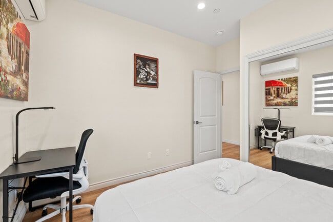 Building Photo - Stylish & Bright 2 Bed 2 Bath | Fully Furn...
