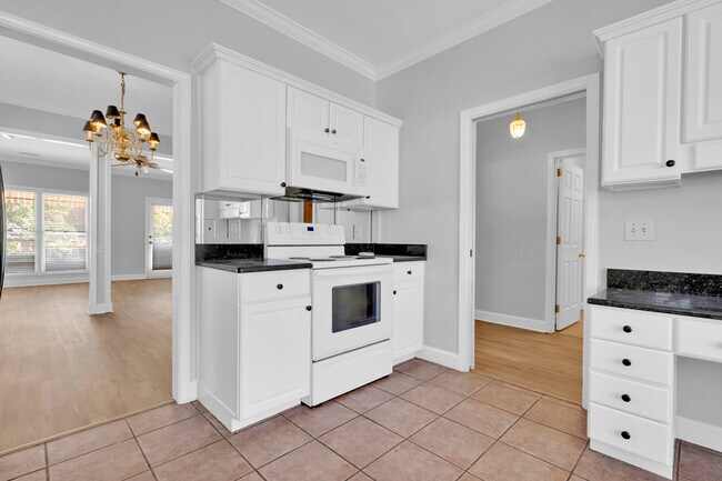 Building Photo - 310 Willow Crest Ln