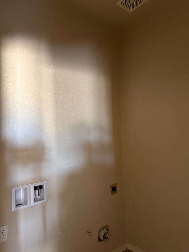 Building Photo - Cozy three-bedroom two bath at a great location! 10429 Silvercloud Drive, El Paso, Texas 79924