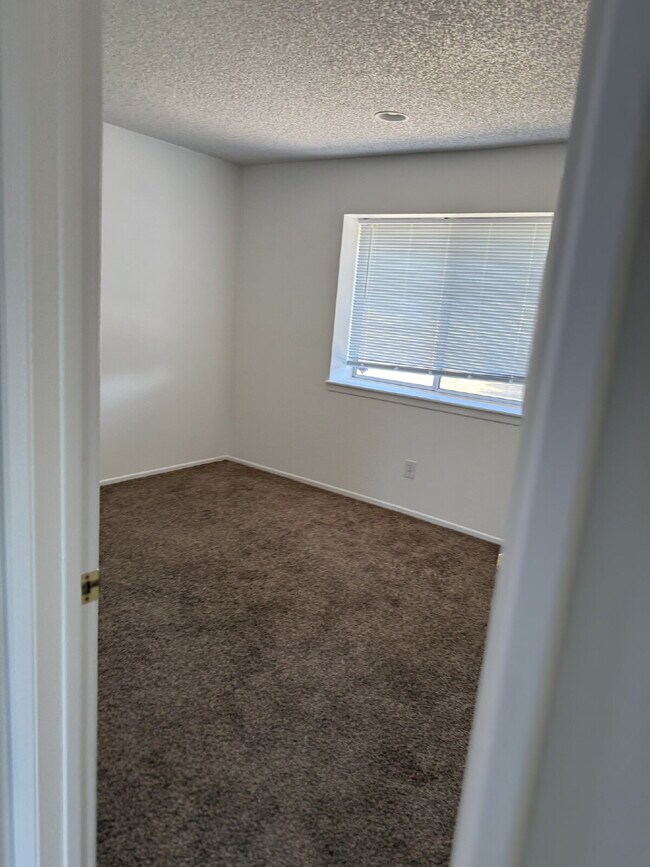 Building Photo - Newly painted throughout, new garage door ...