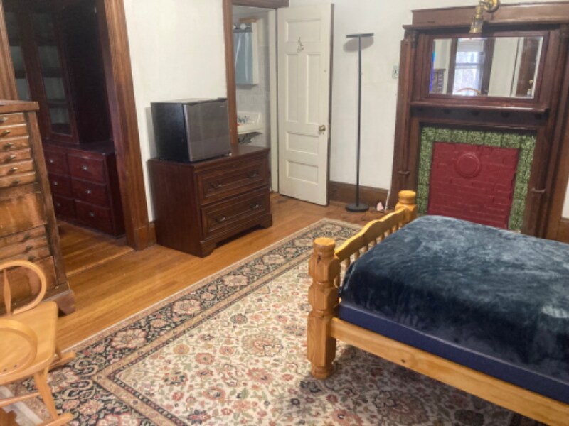 Building Photo - 2 Marlowe St