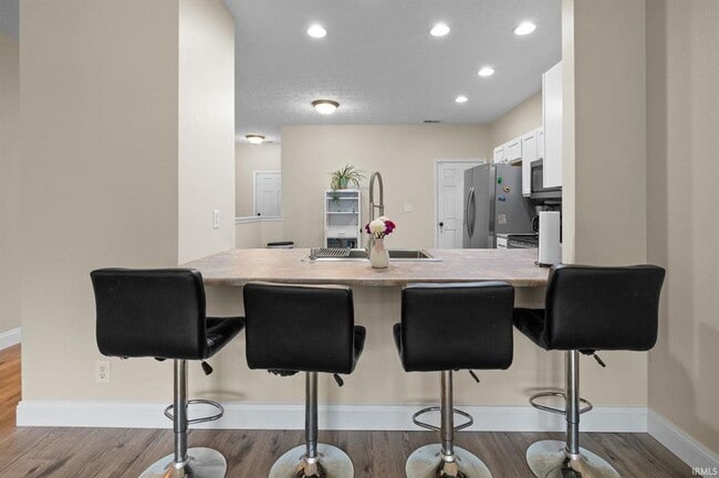 Building Photo - 3BR + Den + Biggest Fenced Yard in Neighbo...