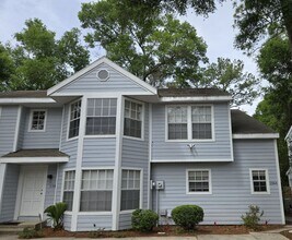 Building Photo - Spacious 2-bedroom, 1.5-bath end-unit townhouse in Carriage House