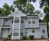 Building Photo - Spacious 2-bedroom, 1.5-bath end-unit townhouse in Carriage House