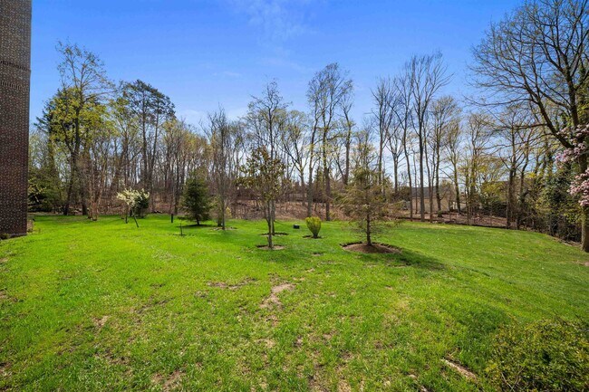 Building Photo - 100 E Palisade Ave