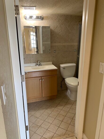 Building Photo - 1335 W 68th St