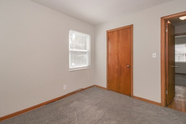 Building Photo - 3 bedroom Spacious Cape Cod!