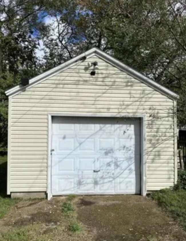 Building Photo - 3 bed/1 bath w/unfinished basement