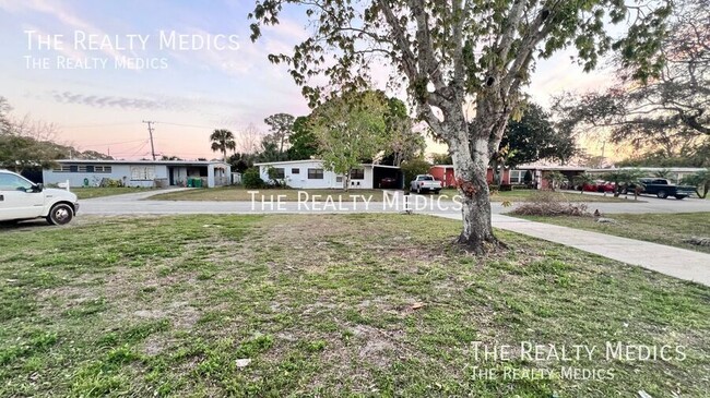 Building Photo - Available NOW! Charming Fully Renovated Ho...