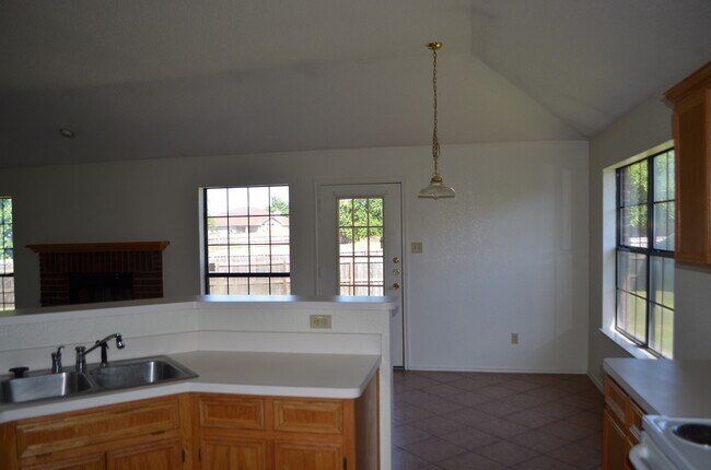 Building Photo - 2521 Creek Dr