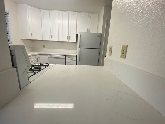 Building Photo - Remodeled 2 Bedroom Apartment - La Tierra Garden Apartements