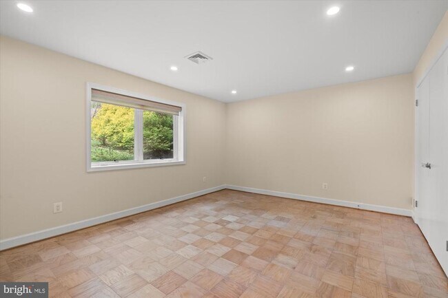 Building Photo - 4905 Dorset Ave