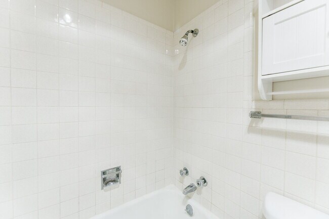 Building Photo - Remodeled throughout, 3/2/1