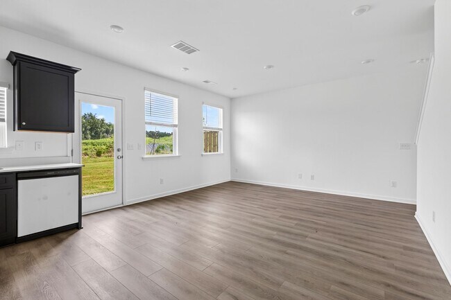 Building Photo - 5044 Highwood Dr