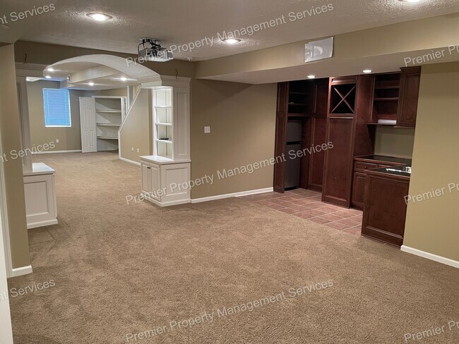 Building Photo - 709 Williamsburg Ct