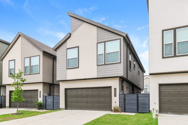 Building Photo - 18334 W Centro Cir
