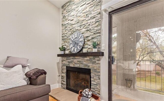 Building Photo - BEAUTIFULLY FURNISHED 2 BEDROOM CONDO