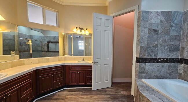 Building Photo - Luxurious Home in North Bakersfield 3 BD 3 BA