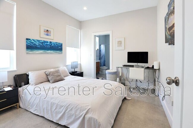 Building Photo - 2056 Roselawn St