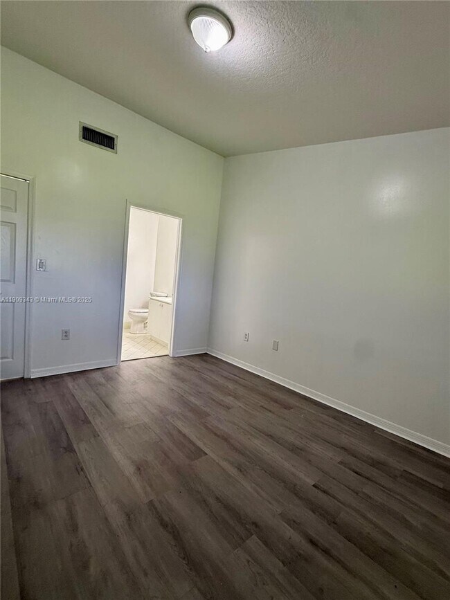 Building Photo - 980 NE 33rd Terrace