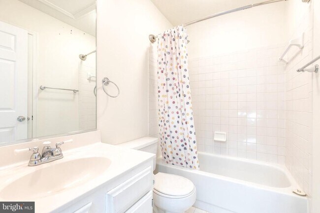 Building Photo - 6 Sandview Ct
