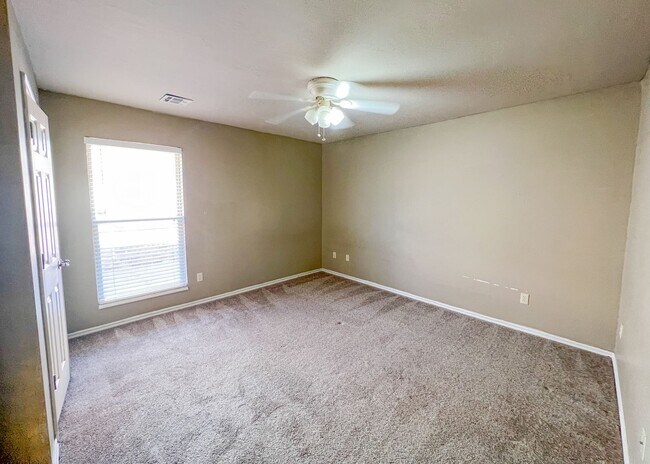 Building Photo - $1000 OFF FIRST MONTHS RENT | Wonderful layout in Fenwick Garden Village!