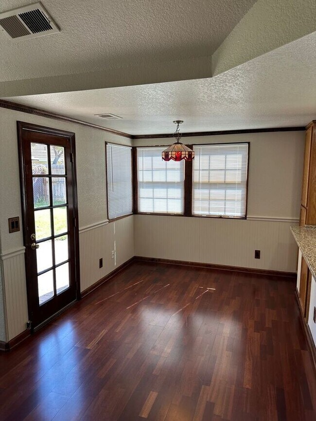 Building Photo - Weston Ranch Home 3 Bedrooms 2 Bath