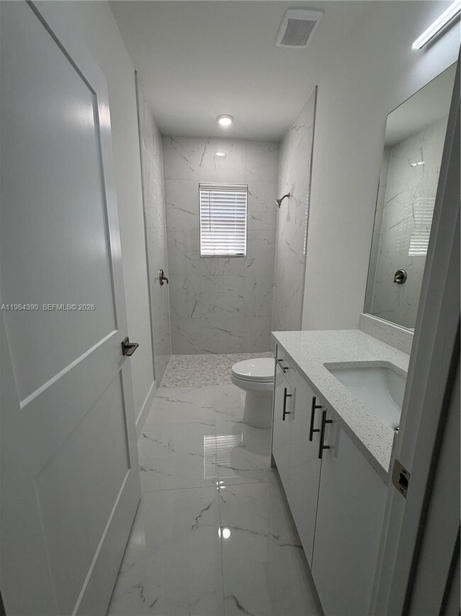 Building Photo - 723 Ivan Ave S