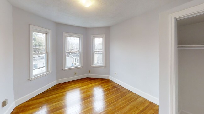 Building Photo - 9/1 Renovated 3BR near Green Line w/balcon...