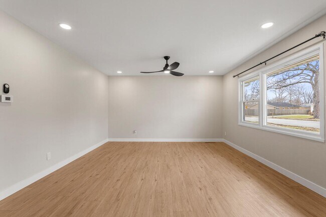 Building Photo - 1710 Crescent Dr